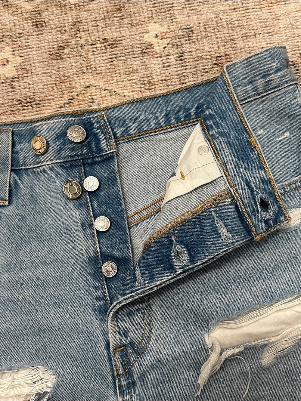 Woman’s 6 Inch Inseam 504 Levi’s Raw Hem Shorts Wit Adjustable Waist!